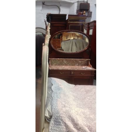Antikes französisches Nussbaum Kingsize Bett im Louis XV Stil