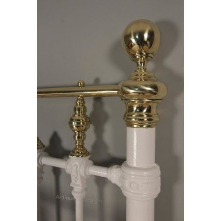 Klassisches Bett aus viktorianischem Messing und Eisen 