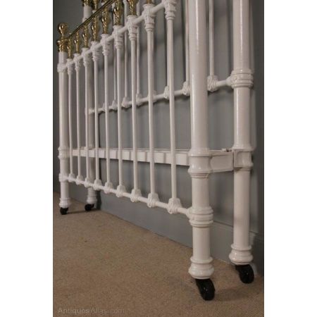 Klassisches Bett aus viktorianischem Messing und Eisen 