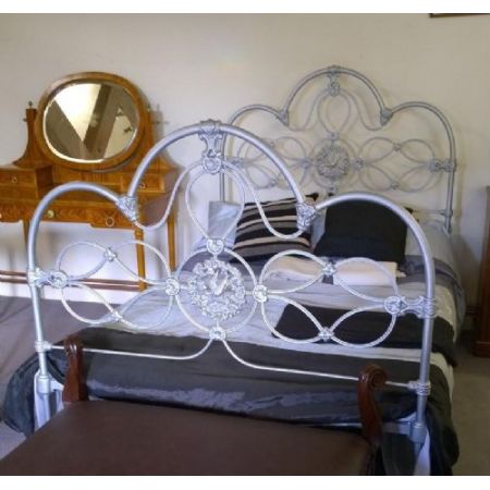 Hübsches gusseisernes Bett aus dem 19. Jahrhundert