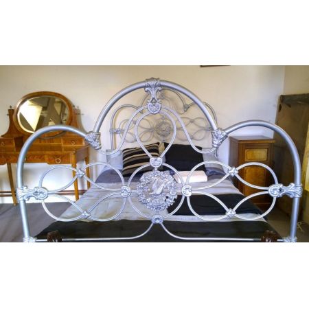 Hübsches gusseisernes Bett aus dem 19. Jahrhundert
