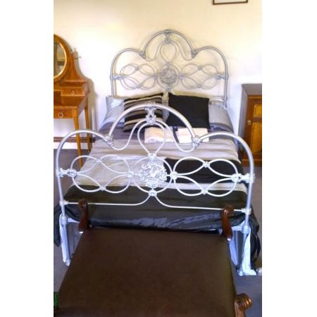 Hübsches gusseisernes Bett aus dem 19. Jahrhundert
