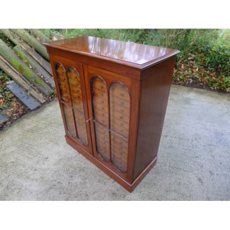 Ein herrlicher Original Victorian Mahagoni Sammlerschrank mit 32 Schublade, um 1870