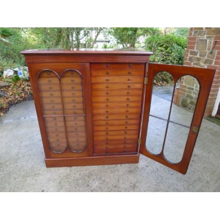 Ein herrlicher Original Victorian Mahagoni Sammlerschrank mit 32 Schublade, um 1870