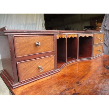 Mahagoni Schreibtisch aus dem 19. JH auf gedrehten Stützen mit einer großen und 4 kleinen Schubladen