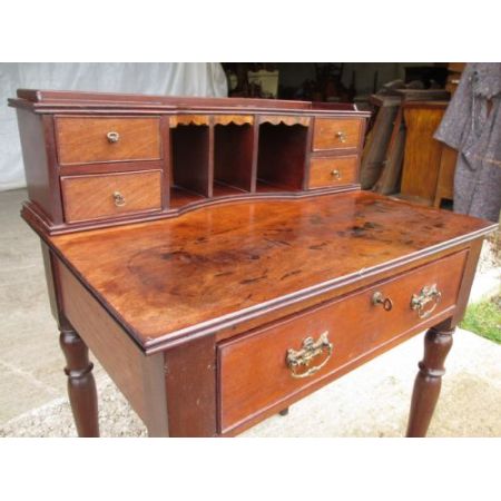 Mahagoni Schreibtisch aus dem 19. JH auf gedrehten Stützen mit einer großen und 4 kleinen Schubladen