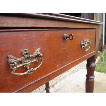 Mahagoni Schreibtisch aus dem 19. JH auf gedrehten Stützen mit einer großen und 4 kleinen Schubladen