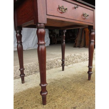 Mahagoni Schreibtisch aus dem 19. JH auf gedrehten Stützen mit einer großen und 4 kleinen Schubladen