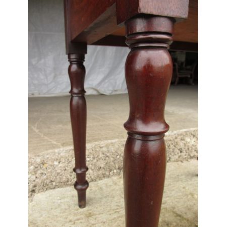 Mahagoni Schreibtisch aus dem 19. JH auf gedrehten Stützen mit einer großen und 4 kleinen Schubladen