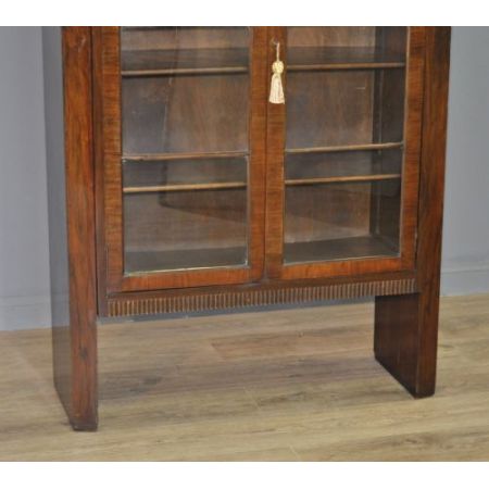 Attraktiver Vintage 1930er Maple & Co. Art Deco Nussbaum verglaster Bücherschrank