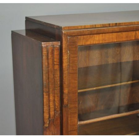 Attraktiver Vintage 1930er Maple & Co. Art Deco Nussbaum verglaster Bücherschrank