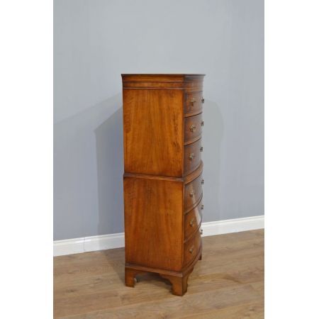 Kleine antike englische Bow Front Kommode, Walnussholz, 1920