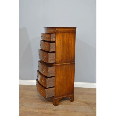 Kleine antike englische Bow Front Kommode, Walnussholz, 1920