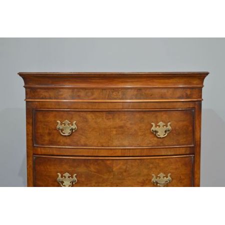 Kleine antike englische Bow Front Kommode, Walnussholz, 1920