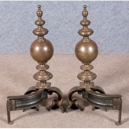 Ein Paar Andirons aus poliertem Stahl 