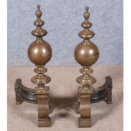 Ein Paar Andirons aus poliertem Stahl 