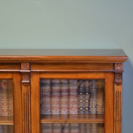 Original viktorianischer Nussbaum Bücherschrank / Vitrine Massivholz Maple & Co 1890