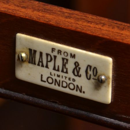 Original viktorianischer Nussbaum Bücherschrank / Vitrine Massivholz Maple & Co 1890