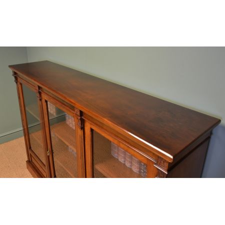 Original viktorianischer Nussbaum Bücherschrank / Vitrine Massivholz Maple & Co 1890