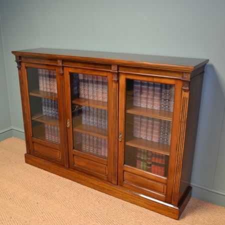 Original viktorianischer Nussbaum Bücherschrank / Vitrine Massivholz Maple & Co 1890
