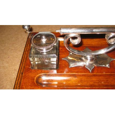 Prächtiges Eichentintenfass mit wundervollen Dekorationen, 1900