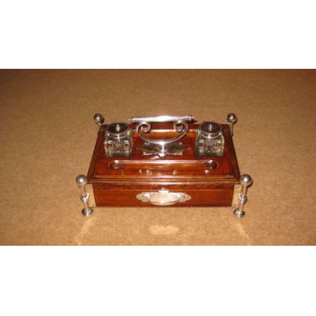 Prächtiges Eichentintenfass mit wundervollen Dekorationen, 1900