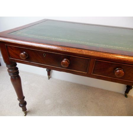 Antiker Viktorianischer Mahagonischreibtisch, 1870