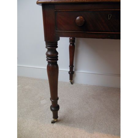 Antiker Viktorianischer Mahagonischreibtisch, 1870