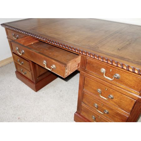 Großer Original Pedestal Mahagonischreibtisch, 1930