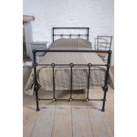 Britisches antikes Einzelbett, komplett aus Eisen, professionell restauriert, 1900
