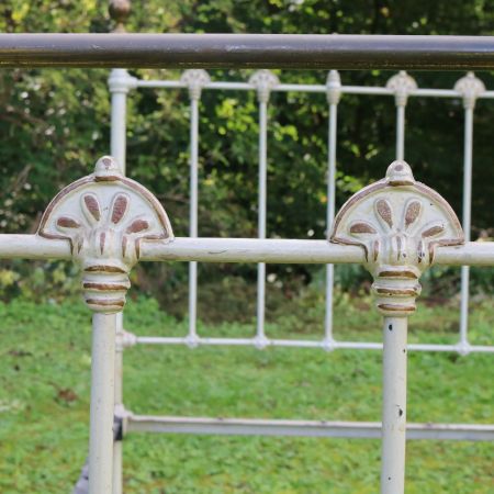 Tolles Einzelbett mit Original Handbemalung, komplett aus Eisen und Messing, 1890