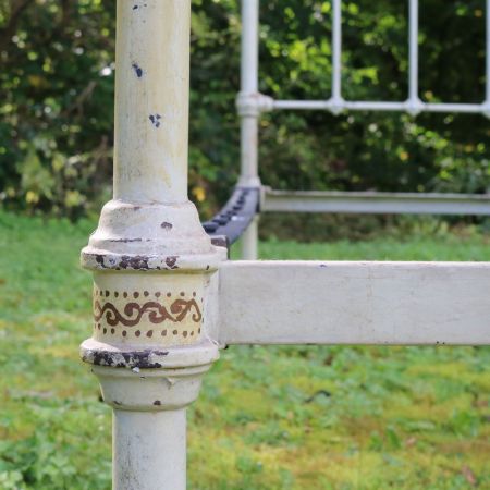 Tolles Einzelbett mit Original Handbemalung, komplett aus Eisen und Messing, 1890