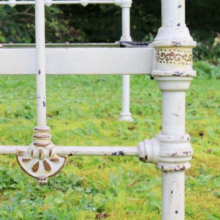 Tolles Einzelbett mit Original Handbemalung, komplett aus Eisen und Messing, 1890