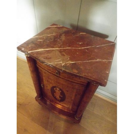 "Figurierter Nachttisch aus Nussbaum mit Intarsien und Marmor Oberfläche"