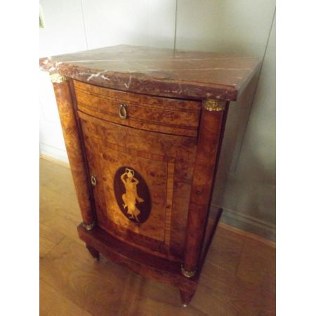 "Figurierter Nachttisch aus Nussbaum mit Intarsien und Marmor Oberfläche"