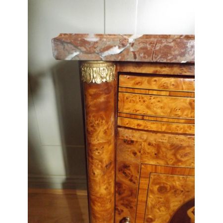 "Figurierter Nachttisch aus Nussbaum mit Intarsien und Marmor Oberfläche"