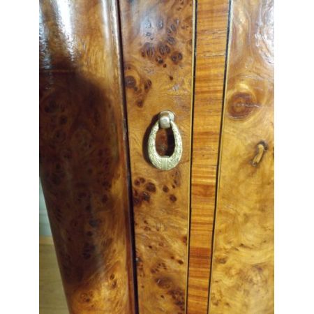 "Figurierter Nachttisch aus Nussbaum mit Intarsien und Marmor Oberfläche"