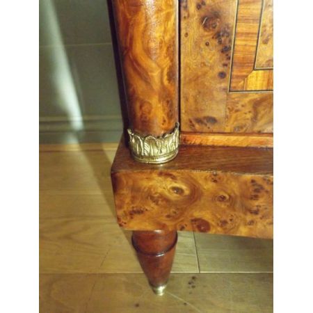 "Figurierter Nachttisch aus Nussbaum mit Intarsien und Marmor Oberfläche"