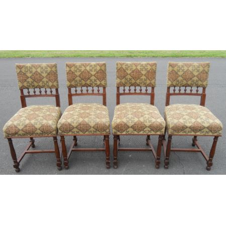 Satz von vier edwardianischen Esszimmer Stühlen aus Nussbaum 