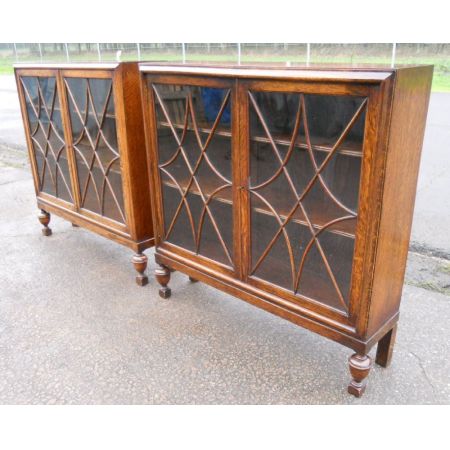  bookcase cabinets Paar Vitrinenschränke  aus Eichenholz   England 1920 