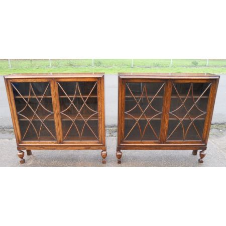  bookcase cabinets Paar Vitrinenschränke  aus Eichenholz   England 1920 