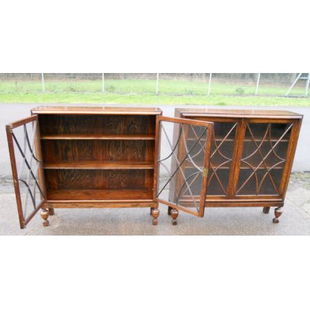 bookcase cabinets Paar Vitrinenschränke  aus Eichenholz   England 1920 