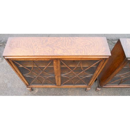  bookcase cabinets Paar Vitrinenschränke  aus Eichenholz   England 1920 