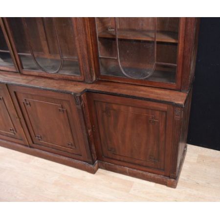 Großer antiker Breakfront Mahagoni Bücherschrank massiv original George II 1800