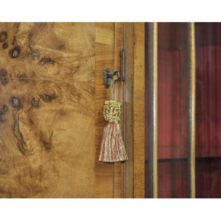 Große original antike Nussbaum Vitrine massiv englisch 1920