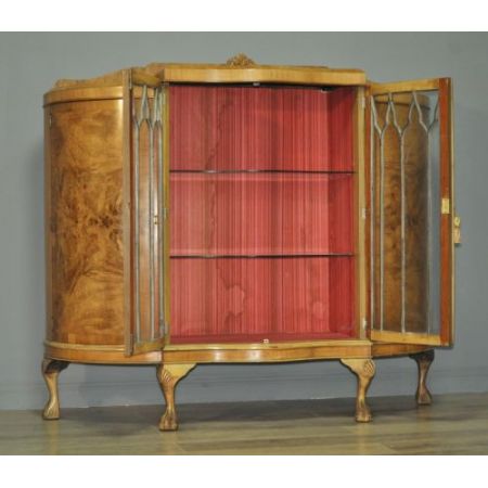 Große original antike Nussbaum Vitrine massiv englisch 1920