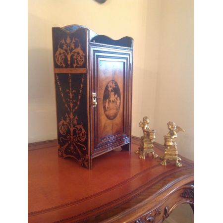 Wunderschönes original antikes Arts & Craft Schränkchen Ahornholz massiv 1906