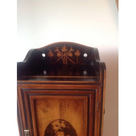 Wunderschönes original antikes Arts & Craft Schränkchen Ahornholz massiv 1906