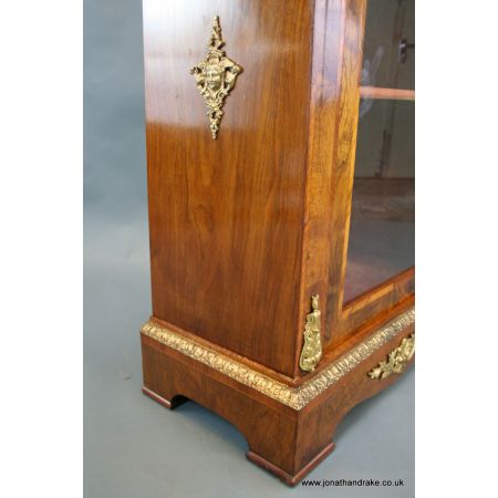 Kleine original viktorianische Nussbaum Vitrine massiv antik 1880