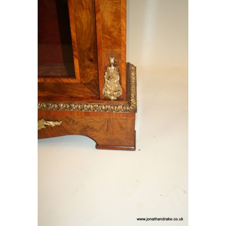 Kleine original viktorianische Nussbaum Vitrine massiv antik 1880